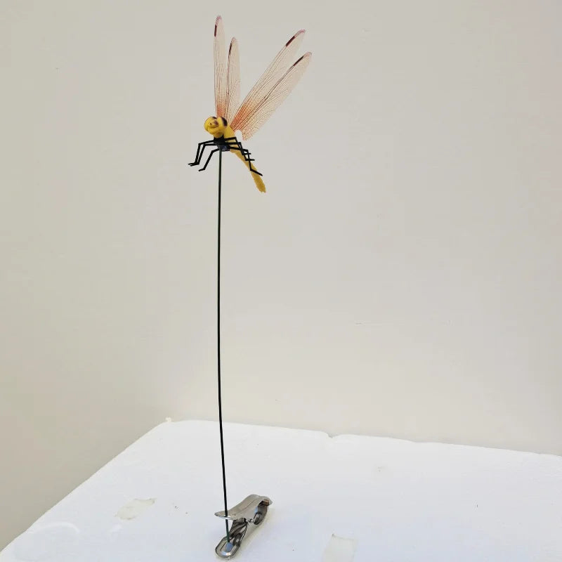 Dekorativa trollsländor som håller insekterna borta