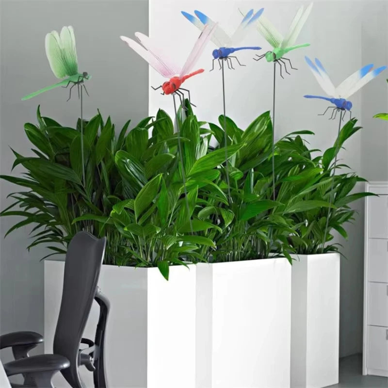 Dekorativa trollsländor som håller insekterna borta